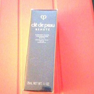 Cle De Peau foundation B 10 light beige